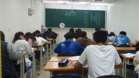 圖／ 巨擎升大學教育中心執行長顧全提供,學測,指考,考生,寫作業,考試