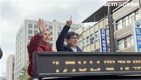 吳怡農在民進黨代理主席陳其邁，以及立委陳靜敏、台北市議員張文潔、陳怡君、顏若芳、王世堅、民進黨台北市黨部主委張茂楠的陪同下進行車掃拜票。（圖／記者高逸帆攝影）