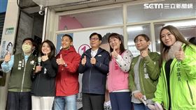 吳怡農在民進黨代理主席陳其邁，以及立委陳靜敏、台北市議員張文潔、陳怡君、顏若芳、王世堅、民進黨台北市黨部主委張茂楠的陪同下進行車掃拜票。（圖／記者高逸帆攝影）