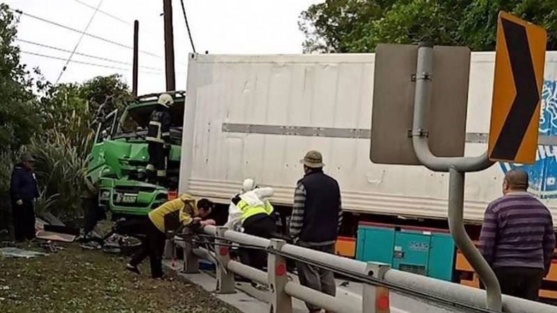蘇花公路砂石車對撞貨櫃車　全線封閉回堵
