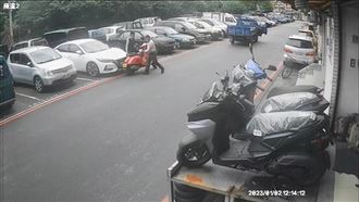 貨車找不到車位　竟搬走重機停進去下場慘