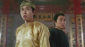 溫兆倫飾演康熙（左）與飾演韋小寶的周星馳（右）獻計捉拿鰲拜。（圖／電影《鹿鼎記》劇照）