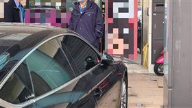 南檢偵辦正副議長涉賄選案  執行搜索台南地檢署接獲情資偵辦台南市議會正副議長選舉涉賄選案，3日上午執行搜索並帶回相關涉案人員接受偵訊中。（讀者提供）中央社記者楊思瑞台南傳真  112年1月3日