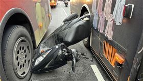 萬華，萬大路，2公車夾擊，機車，超車，騎士險成肉餅(圖／翻攝畫面)