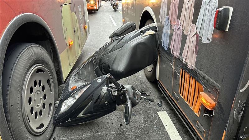 2公車「夾擊」機車　騎士險成肉餅躲死劫