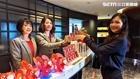 台新銀行表示，今年共準備88,888瓶吸飽金庫財氣的「開運水」，以及58,888份經財神廟、知名廟宇誦經加持的「發財金」。（圖／記者戴玉翔攝影）