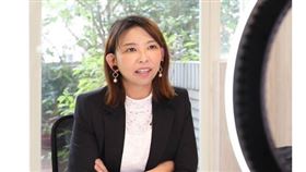 網紅律師巴毛就說，「看起來很像左邊的（指宋逸民）在桌子下面一直偷踹右邊（指陳維齡）」。（圖／翻攝自巴毛律師混酥團）