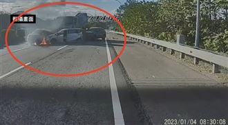 撞瞬曝！水泥車交流道撞3車　大火燒光6傷