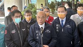 蘇貞昌：開春後每人發6千元行政院長蘇貞昌（前中）4日上午前往曾文水庫視察水情，並接受媒體聯訪就經濟成果全民共享一事表示，每人發現金新台幣6000元，將於農曆年後發放，並在農曆年前加發低收入戶每人750元、中低收入戶每人500元，且今年每月都發放。中央社記者黃國芳攝  112年1月4日