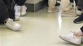 乘客們搭捷運撞鞋。（圖／翻攝「路上觀察學院」臉書)