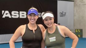 奧克蘭女網賽  詹詠然挺進女雙4強台灣網球好手詹詠然（右）與智利選手瓜拉奇（Alexa Guarachi）（左）搭檔，在奧克蘭女網賽連過2關，4日順利挺進4強。（劉雪貞提供）中央社記者黃巧雯傳真  112年1月4日