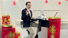 宏碁發表健身辦公桌電腦品牌廠宏碁4日發表新產品，董事長暨執行長陳俊聖展示結合健身車與辦公桌的酷騎桌，能將使用者運動產生的動能轉換成電力，為筆電和其他裝置充電。中央社記者吳家豪攝  112年1月4日