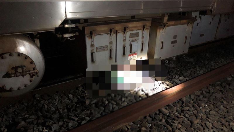 女闖平交道遭撞死「肢體破碎」　列車延誤