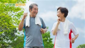 陳鍾岳主任進一步說明，目前國外已有蠻多證據證實，小細胞肺癌治療上除了單用化療，可再搭配免疫療法，能促使病患治療反應更佳。