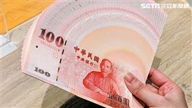 台幣 新台幣 千元 百元 薪水 鈔票 財運 錢 紙鈔　領錢　數鈔,點鈔,發大財,賺錢,算錢,現金 （圖／記者戴玉翔攝影）