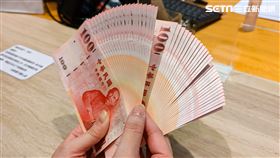 台幣 新台幣 千元 百元 薪水 鈔票 財運 錢 紙鈔　領錢　數鈔,點鈔,發大財,賺錢,算錢,現金 （圖／記者戴玉翔攝影）