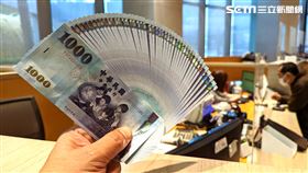 台幣 新台幣 千元 百元 薪水 鈔票 財運 錢 紙鈔　領錢　數鈔,點鈔,發大財,賺錢,算錢,現金 （圖／記者戴玉翔攝影）
