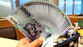台幣 新台幣 千元 百元 薪水 鈔票 財運 錢 紙鈔　領錢　數鈔,點鈔,發大財,賺錢,算錢,現金 （圖／記者戴玉翔攝影）