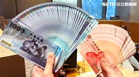 台幣 新台幣 千元 百元 薪水 鈔票 財運 錢 紙鈔　領錢　數鈔,點鈔,發大財,賺錢,算錢,現金 （圖／記者戴玉翔攝影）
