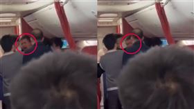 男飛上海突發狂！急衝艙門邊喊「快出事」　超毛畫面曝光嚇壞網。（圖／翻攝自微博）