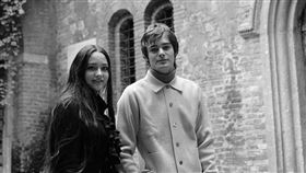 《殉情記》是根據英國文豪莎士比亞名劇「羅密歐與茱麗葉」所改編的作品之一，當年演出該片的男女主角奧莉薇雅赫西（Olivia Hussey）、雷納德懷汀（Leonard Whiting）。（圖／美聯社／達志影像）