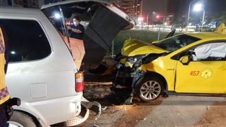 高雄計程車突撞路邊3車！運將卡車內慘死