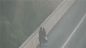 母子徒步逃家，卻誤上高速公路。（圖／翻攝自微博）