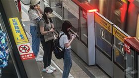 本土COVID-19相隔105天再破5萬例相隔105天，本土COVID-19確診人數5日再飆破5萬例大關。指揮中心表示，疫情仍在高原期，呼籲民眾落實防疫政策。圖為台北捷運中山站午後站內旅客，皆遵守防疫規定戴上口罩。中央社記者裴禛攝  111年10月5日