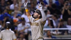 ▲荷斯莫（Eric Hosmer）和小熊隊簽約。（圖／美聯社／達志影像）