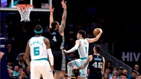 ▲「球三弟」鮑爾（LaMelo Ball）傳出生涯第1000次助攻。（圖／翻攝自黃蜂推特）