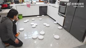 掃地機器人，迷你，玩具，一台118台幣，只掃起一張紙屑，網紅崩潰。(圖／翻攝自拜託了小翔哥微博)