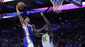 ▲哈里斯（Tobias Harris）（左）在末節剩37.1秒灌籃又補籃追回4分，讓76人進入延長賽。（圖／美聯社／達志影像）