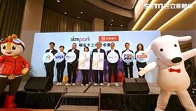 台新銀行今（4）日宣布再發新卡，台新銀行總經理尚瑞強（圖右）與SKM Park Outlets董事長曹美虹（圖左）共同出席活動。（圖／記者戴玉翔攝影）