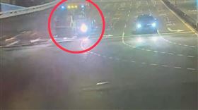 號稱「最難買的越野小車」Jimny摔落運輸車。（圖／記者李依璇翻攝）