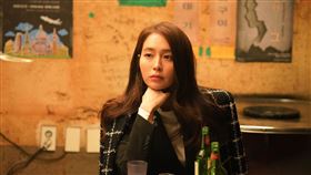 《大明星多重宇宙》李炳憲妻子李珉廷在《大明星多重宇宙》中飾演權相佑的初戀，後來赴美留學成為當紅藝術家（圖／車庫娛樂提供）