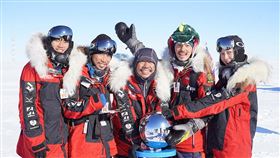 ▲《無邊》台灣南極探險隊員排隊等待打衛星電話回家。（圖／xxx提供）