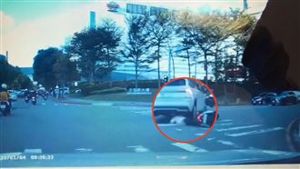 竹科驚悚車禍！騎士被右轉休旅車「吞了」
