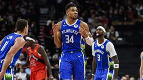 ▲「字母哥」安戴托昆波（Giannis Antetokounmpo）近5場比賽得200分、抓82籃板、傳32助攻。（圖／美聯社／達志影像）