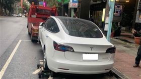 台北公車站違停。（圖／交通大隊提供）