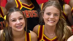 卡洛琳（Caroline Gill）,瑪琪（Maggie Dunn）
布魯斯利高中（Brusly High School）,啦啦隊成員，員警飆速追歹徒，闖紅燈，撞死，2死1命危 (圖／翻攝自布魯斯利高中臉書)