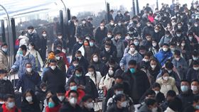 憂春節疫情  中國地方政府再喊「非必要不返鄉」中國全面放開防疫後，因為擔心春節返鄉潮加劇當地疫情，湖南邵陽縣5日又喊出「非必要不返鄉」，引發熱議。圖為2日，南京火車站出現元旦假期返程人潮。（中新社提供）中央社  112年1月5日