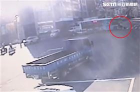 又是搶快！台中公車又撞行人　驚險畫面曝