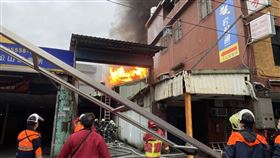 內湖宅配倉庫大火。（圖／民眾提供）