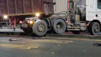 疑方向盤失控釀禍　聯結車自撞分隔島卡困