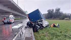 聯結車,高架橋,翻覆,台61（圖／翻攝畫面）