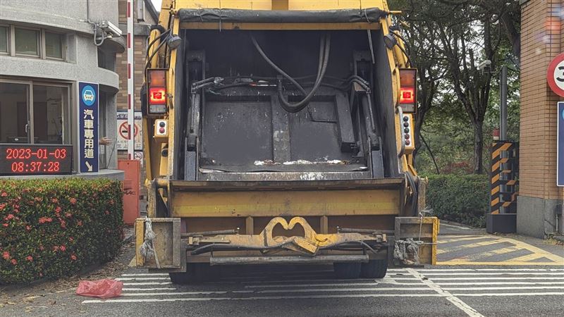 她被垃圾車「手比愛心」　內行曝真實功能