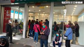 經銷商在銀行前排隊購買新春刮刮樂。（圖／讀者提供）