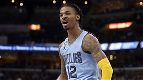 ▲莫蘭特（Ja Morant）失去重心倒地前投進2分。（圖／美聯社／達志影像）