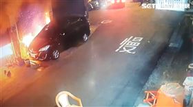 台中大里火警5死，監視器，冒出白煙，1樓竄火苗，鄰居救火(圖／翻攝畫面)