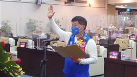 台南副議長補選李文俊出線台南市議會24日辦理副議長補選，第3次會議才有共26人出席達法定開會人數，由國民黨推出的李文俊（圖）拿到23票當選，隨即宣誓就任。中央社記者楊思瑞攝  111年10月24日